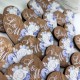 Свадебные бутоньерки в голубом для гостей, именные бутоньерки на свадьбу, бутоньерки синие цветы.