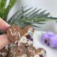 Свадебные бутоньерки из дерева для гостей, именные бутоньерки на свадьбу, бутоньерки на заказ с цветами.