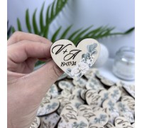 Hölzerne Hochzeitsboutonnieres für Gäste, personalisierte Boutonnieres für Hochzeiten.