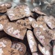 Свадебные бутоньерки из дерева для гостей, именные бутоньерки в розовом цвете, бутоньерки с розовыми цветами.