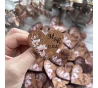 Hölzerne Hochzeitsboutonnieres für Gäste, personalisierte Boutonnieres in Pink, Boutonnieres mit rosa Blumen.