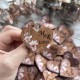 Свадебные бутоньерки из дерева для гостей, именные бутоньерки в розовом цвете, бутоньерки с розовыми цветами.