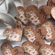Свадебные бутоньерки из дерева с инициалами молодых, оригинальные деревянные бутоньерки принт: осенние цветы