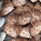 Свадебные бутоньерки из дерева с инициалами молодых, оригинальные деревянные бутоньерки принт: осенние цветы