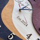 Деревянный подарок на 5 годовщину свадьбы – настенные часы с фамилией семьи.