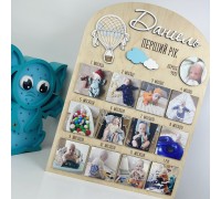 Dekoratives Schild „Babys erstes Jahr“ in 12 Fotos.