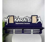 Duży, spersonalizowany, drewniany uchwyt na medale karate, medal i kubek z imieniem karateki.