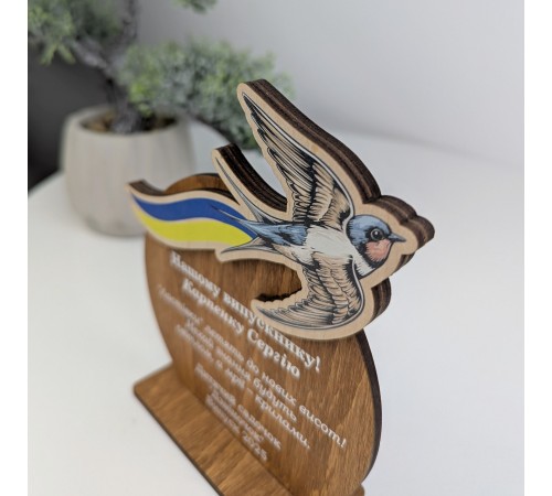 An award for kindergarten graduates, a wooden cup for children in preschool. An award for kindergarten graduates, a wooden cup for children in preschool.