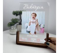 Oryginalny prezent: plakat akrylowy z aktem urodzenia dziecka.