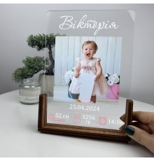 Oryginalny prezent: plakat akrylowy z aktem urodzenia dziecka.