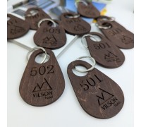 Origineller Schlüsselanhänger aus Holz mit Logo oder Name und Nummer, Schlüsselanhänger für Hotels oder Schließfächer.