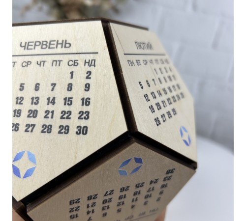 Оригинальный деревянный календарь на стол с логотипом компании. Оригинальный деревянный календарь на стол с логотипом компании.