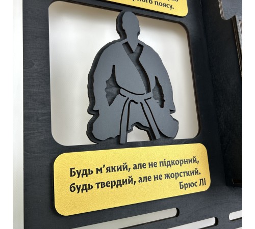 Имяная медальница Джиу Джитсу с отделением для грамот и полкой для кубков, деревянный держатель Jiu Jitsu Имяная медальница Джиу Джитсу с отделением для грамот и полкой для кубков, деревянный держатель Jiu Jitsu