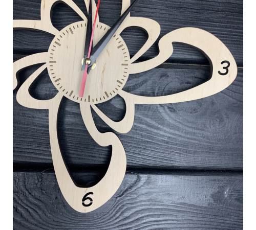 Holzwanduhr "Originalität"