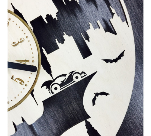 Holzwanduhr "Batman"