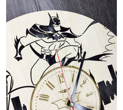 Holzwanduhr "Batman"