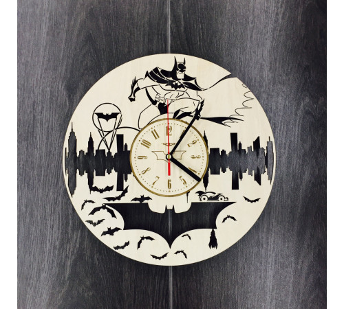 Holzwanduhr "Batman"
