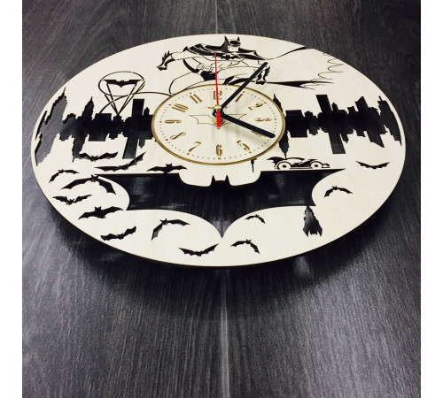 Holzwanduhr "Batman"