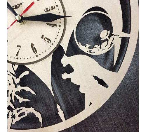 Wanduhr aus Naturholz „Batman-Style“