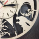 Wanduhr aus Naturholz „Batman-Style“