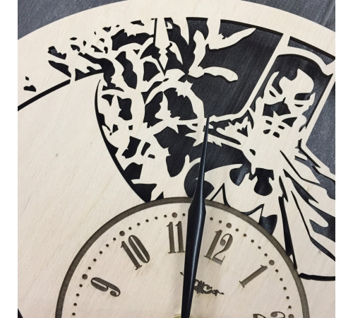 Wanduhr aus Naturholz „Batman-Style“