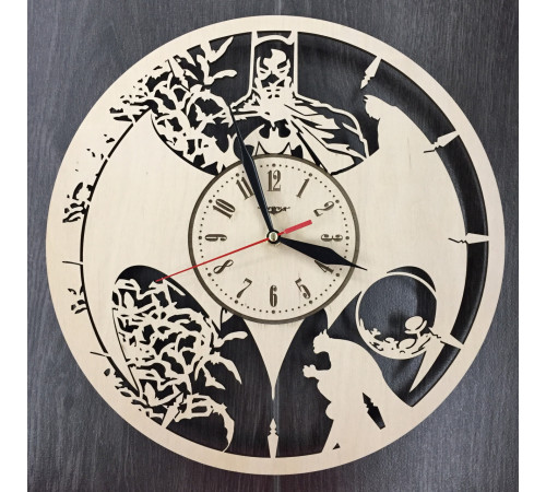 Wanduhr aus Naturholz „Batman-Style“