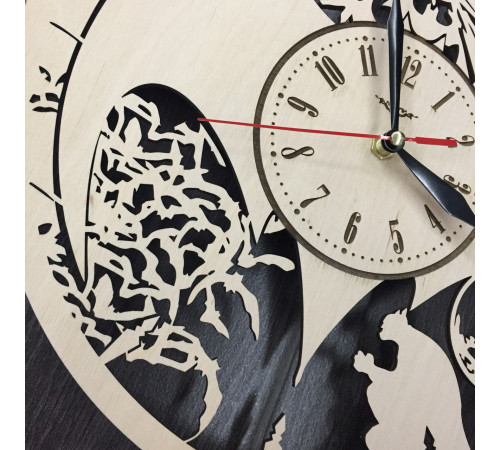 Wanduhr aus Naturholz „Batman-Style“