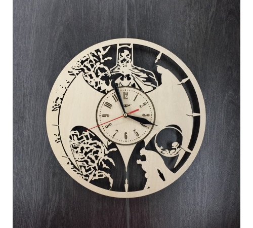 Wanduhr aus Naturholz „Batman-Style“