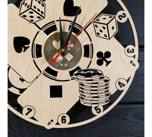 Drewniany zegar ścienny z tarczą pokerową