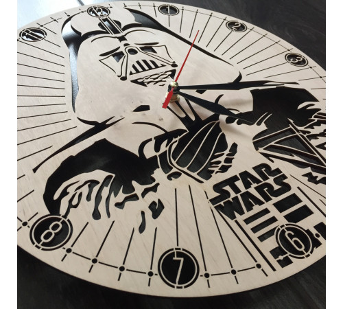 Handgefertigte Star Wars-Uhr aus Holz