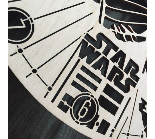Handgefertigte Star Wars-Uhr aus Holz