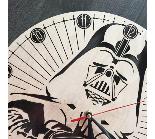 Handgefertigte Star Wars-Uhr aus Holz