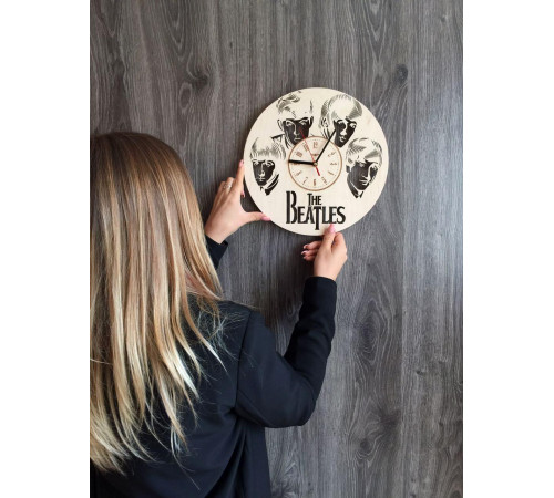 Designer-Wanduhr aus Holz „Fab Four“