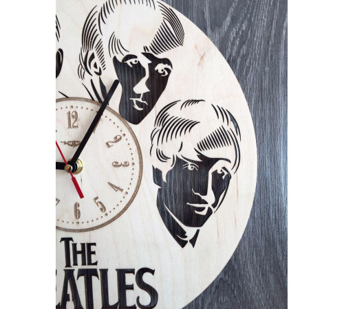 Designer-Wanduhr aus Holz „Fab Four“