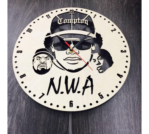 Wanduhr "NW A", Holzzifferblatt.