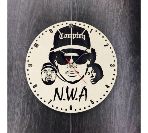Wanduhr "NW A", Holzzifferblatt.
