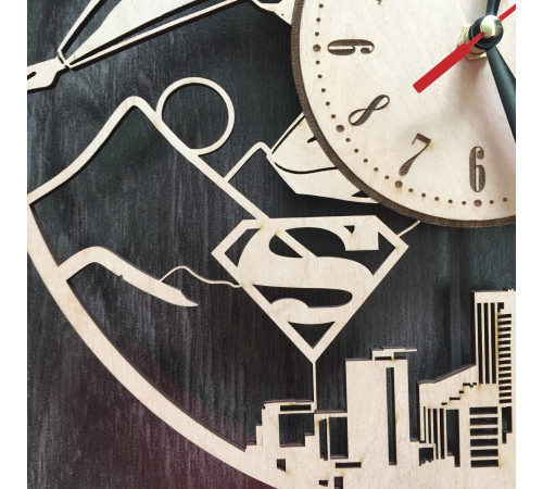 Holzwanduhr "Superman"
