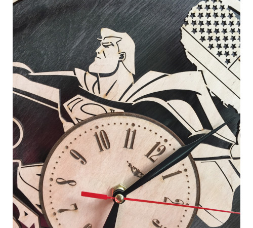 Holzwanduhr "Superman"
