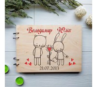 Album ślubny na zdjęcia i życzenia w drewnianej okładce.