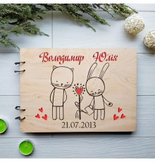 Свадебный альбом для фотографий и пожеланий в деревянной обложке.