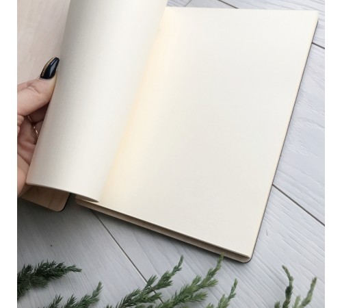 Книга для записи кулинарных рецептов в деревянной обложке Книга для записи кулинарных рецептов в деревянной обложке