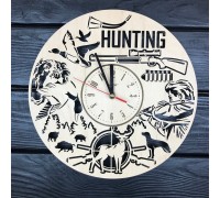 Eine originelle Wanduhr aus Holz mit Jagdmotiv.