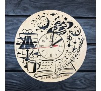Дерев'яні настінні годинники в інтер'єрі «Книги»