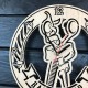 Стильные интерьерные часы из дерева в барбершоп