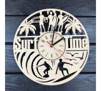 Holzuhr mit Surf-Motiv