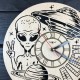 Необычные деревянные часы в интерьере «Пришелец»