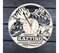 Konzeptionelle Holzwanduhr „Rafting“