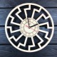 Оригинальные деревянные часы в интерьере «Черное солнце»