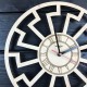 Оригинальные деревянные часы в интерьере «Черное солнце»