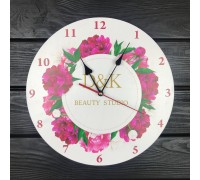 Individuell gestaltete Wanduhr aus Holz für einen Schönheitssalon
